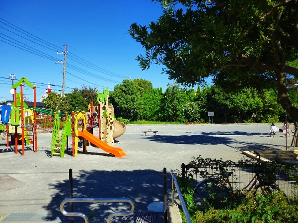 子母口旭田公園(動物のモチーフが付いたかわいい複合遊具には3つのすべり台が付いており、小さい子から遊ぶことができそうです。遊具はその他、砂場があります。)