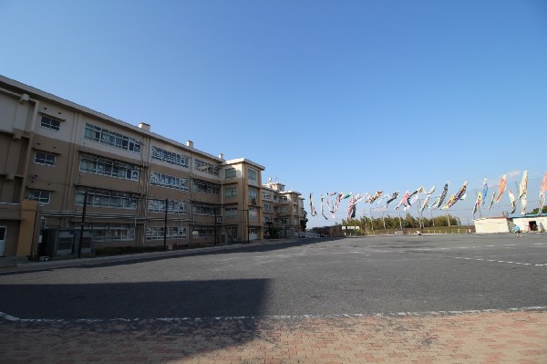 久末小学校(お子様が一日の中でも長い時間を過ごす小学校。どんどん成長していくお子様の姿が目に浮かびます。)