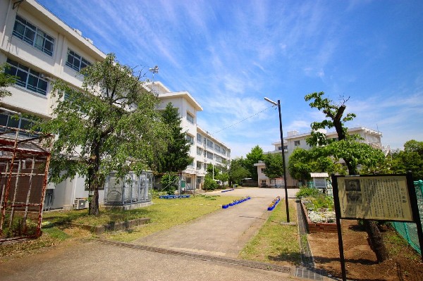 白幡台小学校(1972年創立の全校生徒300人弱の小学校。教育目標は豊かな人間性の備わった子どもを育成すること。)