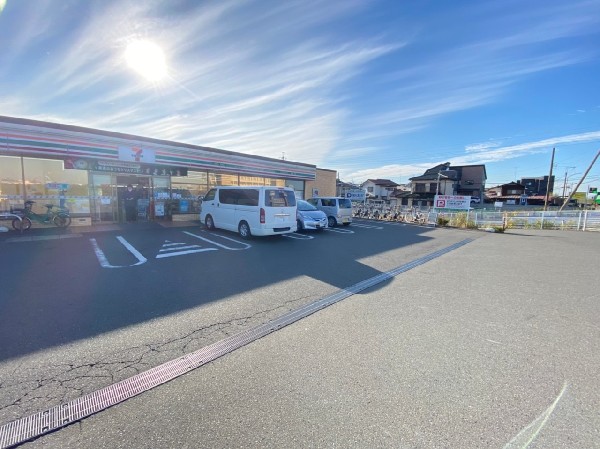 セブンイレブン川崎布田店(セブンミールは大好評です。今や公共料金の支払いや宅配など、色々な用途があるコンビニは必須ですね。)