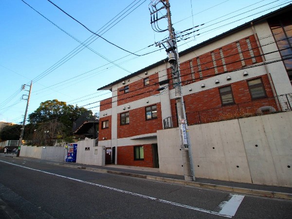 荏田南幼稚園(「ひろい心・ゆたかな創造性・すこやかな体」の3つのことを大切にし、「意欲を育て、可能性を広げる」を保育の基盤としたいます。)