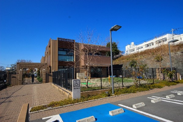 日吉夢保育園 (2つの園庭で思い切り遊ぶ事が出来、子供たちの創造力を大きく伸ばす環境です！)