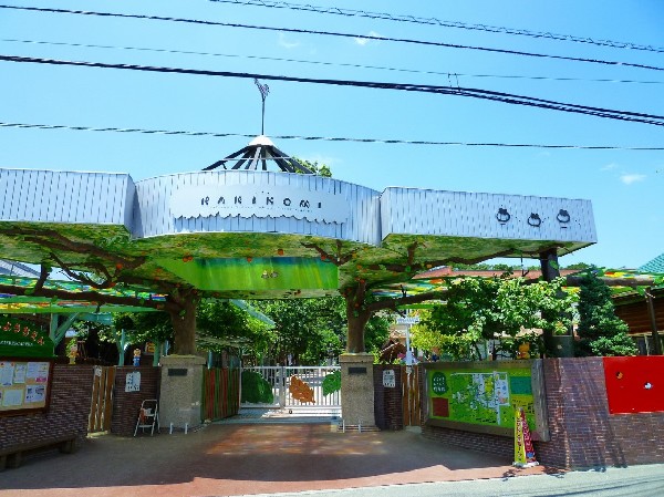 柿の実幼稚園(「丈夫な体、良い頭、良い心」「みんな仲良く遊ぶ子ども」「人生に必要な知恵は、すべて幼稚園の砂場で学んだ。」)