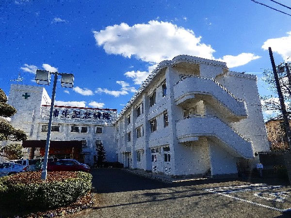柿生記念病院( 診療部門も多く救急外来も受付しているので、ご家族の「いざ」と言う時にも安心です。バスの運行も多く交通手段も豊富です。)
