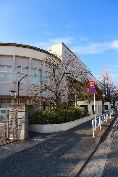 宮崎中学校(主に4つの小学校から生徒が入学し、全校生徒900名を超す大規模校です。地域と深いつながりを持つなかで生徒たちの教育活動に取り組んでいます。)