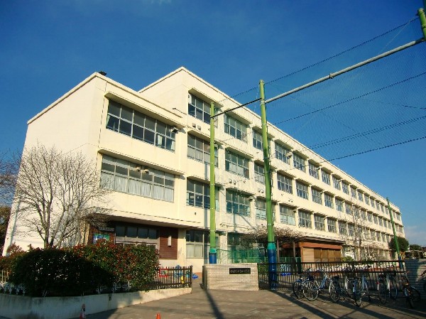 新吉田小学校(「知」確かな学力 「徳」豊かな心「体」健やかな体「公」公共心と社会参画意識「開」国際社会に寄与する開かれた心。)