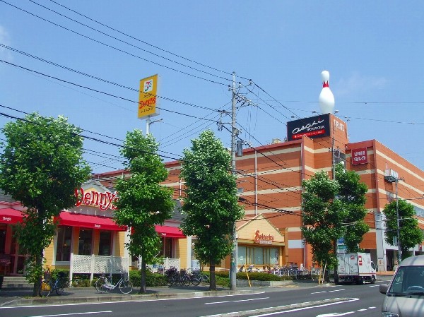 ラウンドワン横浜綱島店( ボウリング、カラオケ、ゲームセンター、ビリヤード、ダーツなどの総合アミューズメント施設。)