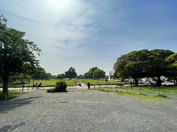 大師公園　(大師公園　川崎大師（平間寺）に隣接する広さ約8万8千m2の公園で、野球場、テニスコート、カナール、プールなどのほか、中国庭園も備えています)