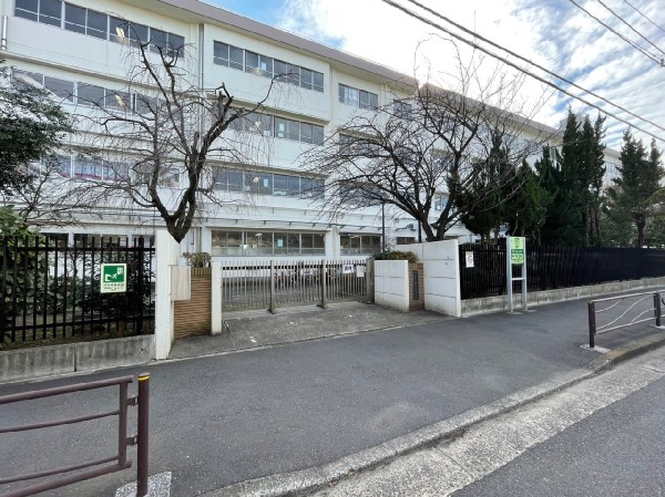 川中島小学校　(お子様が一日の中でも長い時間を過ごす小学校。のびのびと過ごし、広い校庭で元気に駆け回ったり、どんどん成長していく姿が目に浮かびます。)
