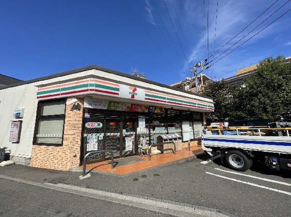 セブンイレブン北寺尾7丁目店(セブンミールは大好評です。今や公共料金の支払いや宅配など、色々な用途があるコンビニは必須ですね。)