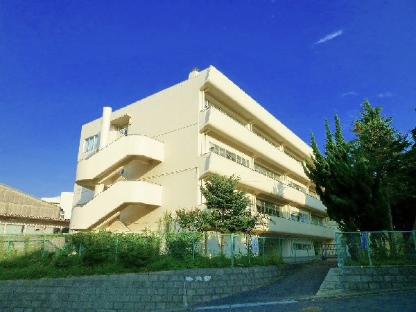 上の宮中学校(成長の過程でより濃い時間を過ごす3年間。ここで過ごす時間は、お子様にとって、とても大切な思い出となるはずです。)