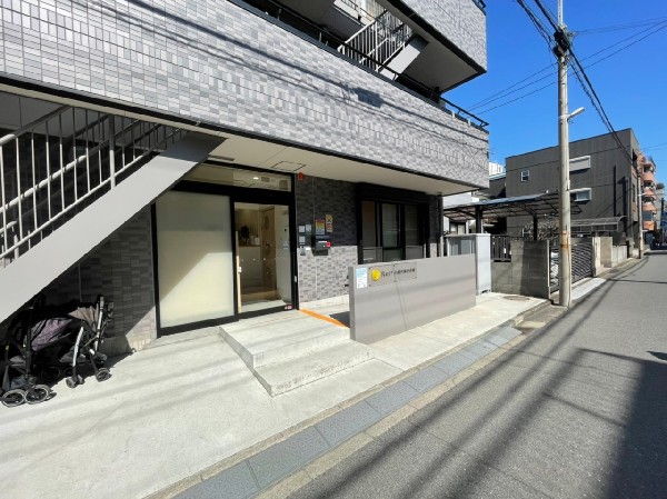 Nest川崎大師保育園(年齢だけで分けるのではなく子ども達の活動に合わせた保育室づくりをしています。開園時間7：00～20：00　)