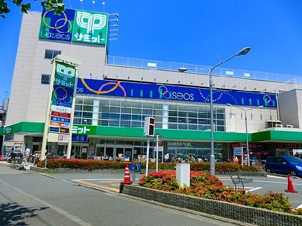 サミット南加瀬店(周囲にはいくつかのスーパーが点在しており、目的や曜日などで使い分けるもの良いですね。)