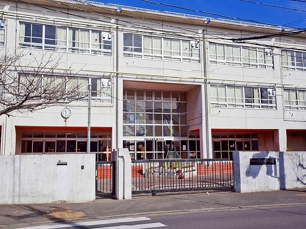 夢見ヶ崎小学校(お子様が一日の中でも長い時間を過ごす小学校。どんどん成長していくお子様の姿が目に浮かびます。)