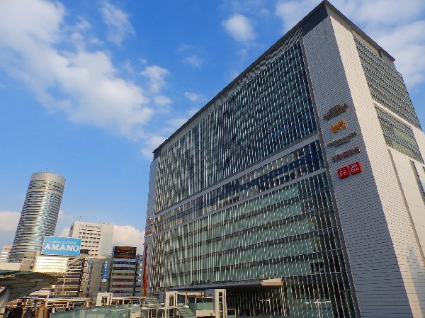 キュービックプラザ新横浜 (新横浜駅直結。1Fから10F？まで、レストランやフード、ファッションなどバラエティーに富んだお店が65？店舗。)
