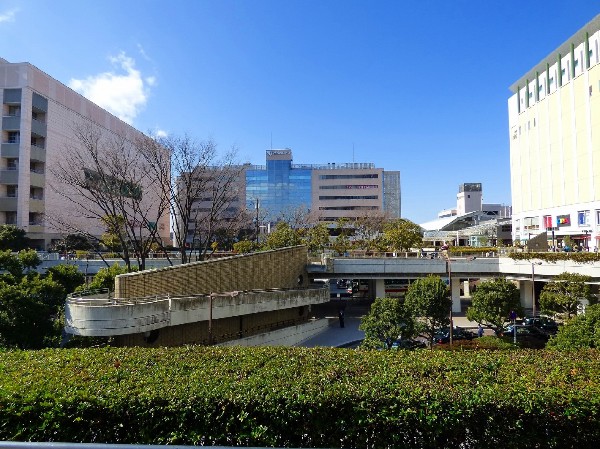 新百合ケ丘駅( 映画館やイオンをはじめとして様々な商業施設があり、大変便利な施設です。)