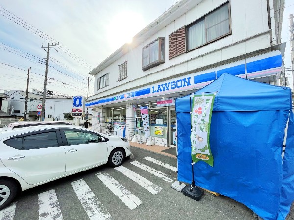 ローソン麻生細山店(「マチのほっとステーション」をスローガンに掲げる通り、忙しい日々に「ほっ」とするひとときをもたらします。)