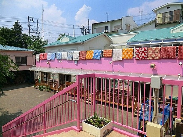 百合ケ丘さくら幼稚園(自然に囲まれた幼稚園です。特別指導として絵画、英語、お習字、体操等各専門の先生が指導します。)