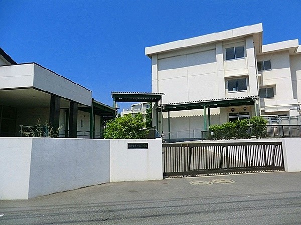 久地小学校(各学年5～6クラス程あり、全校生徒は1000人越えのマンモス校。)