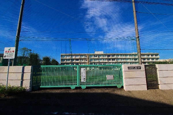 成瀬台中学校(小学校よりもより長い時間を過ごす中学校。この学校で過ごす時間はお子様にとって大切な思い出となるはずです。)