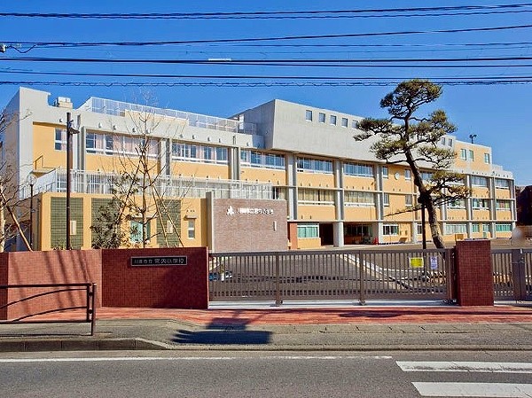 川崎市立宮内小学校(半世紀以上前に現在地で創立して以来、昔から住む人の多い地域に根付いた小学校であり、在校生の中には保護者がこの学校の卒業生という人も多い。)