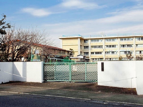 虹ヶ丘小学校 (学校創立は昭和51年。全校児童158名という川崎市の中で最も小さな学校です。)