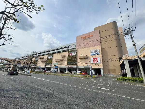 トレッサ横浜(トヨタが開発する首都圏初のオートモール複合施設！約220店舗の専門店で構成されたショッピングモール。)