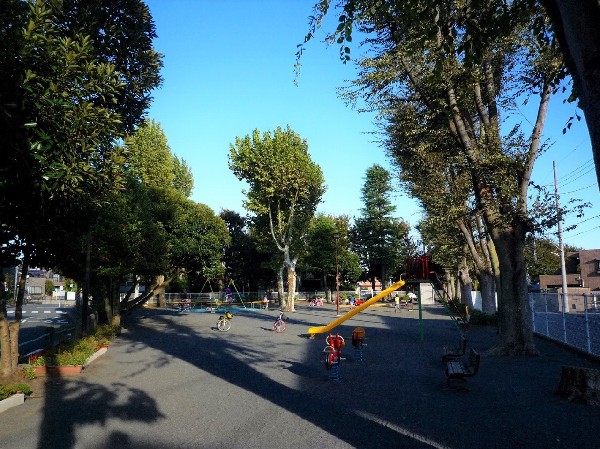 野川第一公園(青空の下で駆け回ったり、遊具で遊んだり、思い思いの遊びができます。子供たちの元気で楽しそうな声が響き渡ります。)