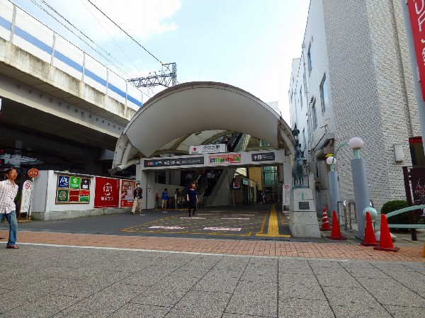 元住吉駅　 (「元住吉」駅のブレーメン通りにはたくさんのお店が並んでおり、東横線の中でも住みやすいと評判の駅です。)