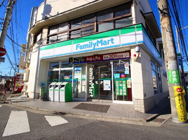 ファミリーマート川崎宮内三丁目店(人気のファミチキをはじめスナックメニューも大人気です)