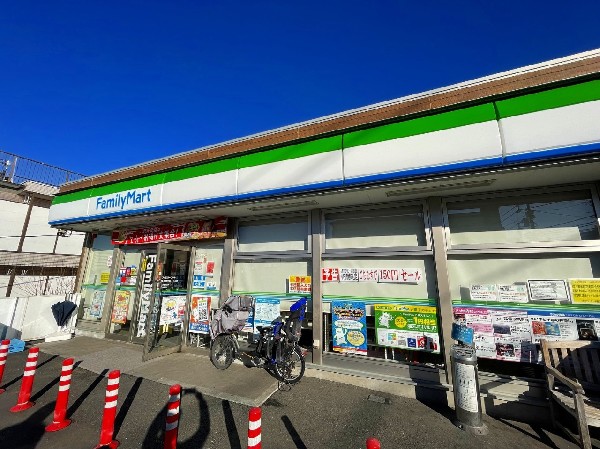 ファミリーマート横浜神大寺1丁目店(新作スイーツやキャラクターコラボ商品等新しい商品が続々登場。今日はどんな商品と出会えるか楽しみが増えそう。)