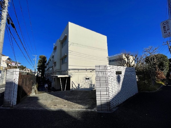 松本中学校(三ツ沢下町駅徒歩10分に位置する中学校。松中（まっちゅう）と略称される。)