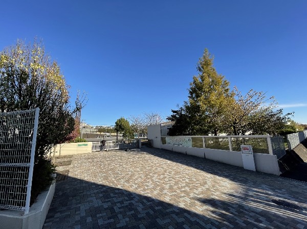 横浜市立美しが丘西小学校(お子様が長い時間を過ごす小学校。のびのびと過ごし、広い校庭で元気に駆け回ったり、どんどん成長していくお子様の姿が目に浮かびます。)