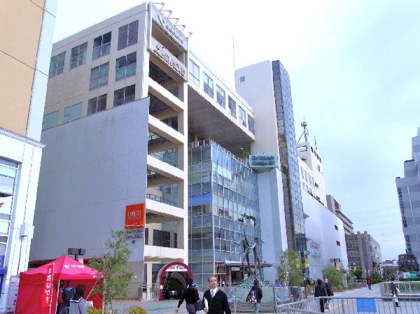 イトーヨーカドー・新百合ヶ丘店(駅を降りたら徒歩1分で買い物ができます。品揃えも豊富で低 価格。このエリアの買い物事情は困りません。)