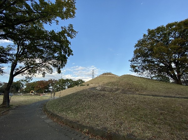 川和富士公園(「都筑ふれあいの丘」駅近くの、富士山を彷彿とさせる丘を置いた公園です。)