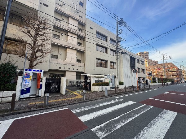 狛江市役所(引越しや出産、検診、保育園の入園、年金、税金、各種手続き等々、節目で必ず行く必要がある市役所。)