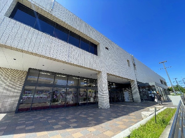 川崎市立幸図書館(お子様は本が大好き。近くに図書館があればたくさんの本が読めますし、受験勉強などにも最適な空間です)