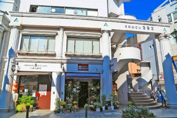 エルム３９２ビル（西洋風建築）(ギリシャ風建築の風情ただよう商店街には、個性光る素敵なお店がいっぱい。)