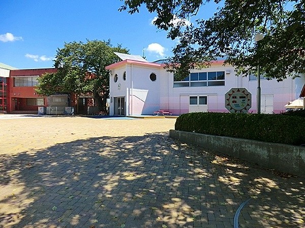 有馬白百合幼稚園　(緑に囲まれた理想的な環境でひとりひとりの違いを大切にし園の空間全体で想像力を育みます。)