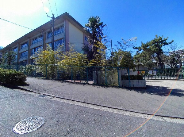 (1300西野川小学校　「自然の坂道」「せせらぎ池」が特徴です。学校キャッチフレーズ：にこにこ しんせつ のびのびと がっこうだいすき わっくわく)