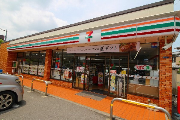 セブンイレブン　川崎中野島1丁目店(特にお弁当等の惣菜で一歩先を行くセブンイレブン。一昔前と比べると格段に美味しい！会社帰りに立ち寄れる立地は嬉しい限り！)