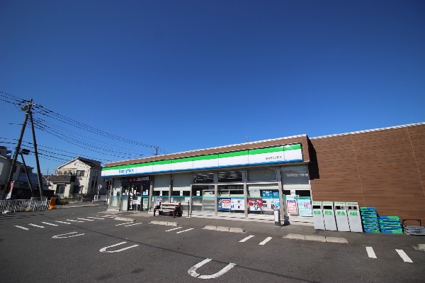 ファミリーマート有馬二丁目店(ファミチキをはじめスナックメニューも大人気です。)