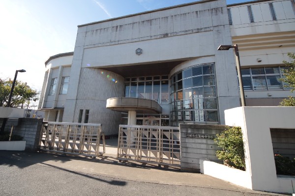 川崎市立宮崎中学校(1学年8クラスのマンモス校。お友達もたくさんできる環境です。)