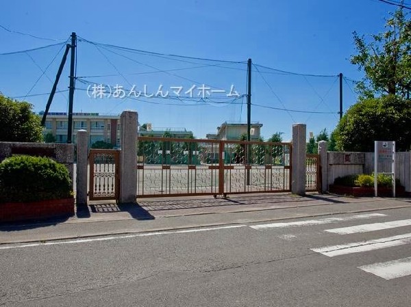 登戸小学校(平坦地にあり、周辺は多摩川など自然があります。目標は、よく考える子ども、思いやりのある子ども、健康でたくましい子ども、最後までやりぬく子どもです)
