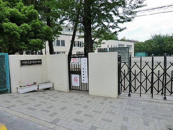 川崎市立富士見台小学校(南北に長い川崎市の中ほど宮前区の小高い丘の上にある本校からは、校名のように富士を眺めることができます。)