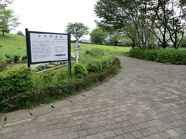 月出松公園(縄文中期の竪穴式住居跡や土器などが発掘された、遺跡の上に整備された公園です。)