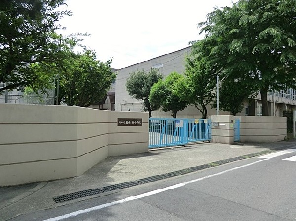 西梶ヶ谷小学校　(お子様が一日の中でも長い時間を過ごす小学校。のびのびと過ごし、広い校庭で元気に駆け回ったり、どんどん成長していく姿が目に浮かびます。)