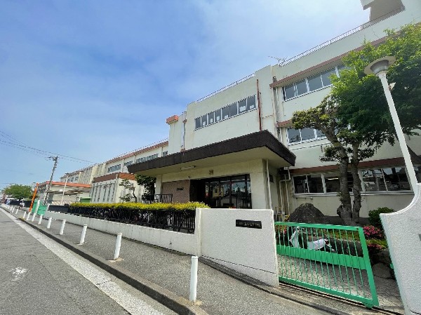 (130臨港中学校　学校教育目標「自他を愛し、素直で、誠意ある人の育成　責任感強く、たくましく、勇気のある人の育成　礼儀正しく、質実、清楚な人の育成」)