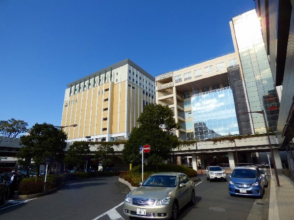 新百合ヶ丘駅(ショッピングモールや映画館のある駅ビルが立ち並ぶ人気の駅です。区役所等の公共機関も多数集まっており便利です。)