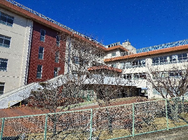 長尾小学校　(学校教育目標は自ら考え判断し実行する子、進んでかかわり思いやりがある心豊かな子、夢を育む心身ともに穏やかな子。)